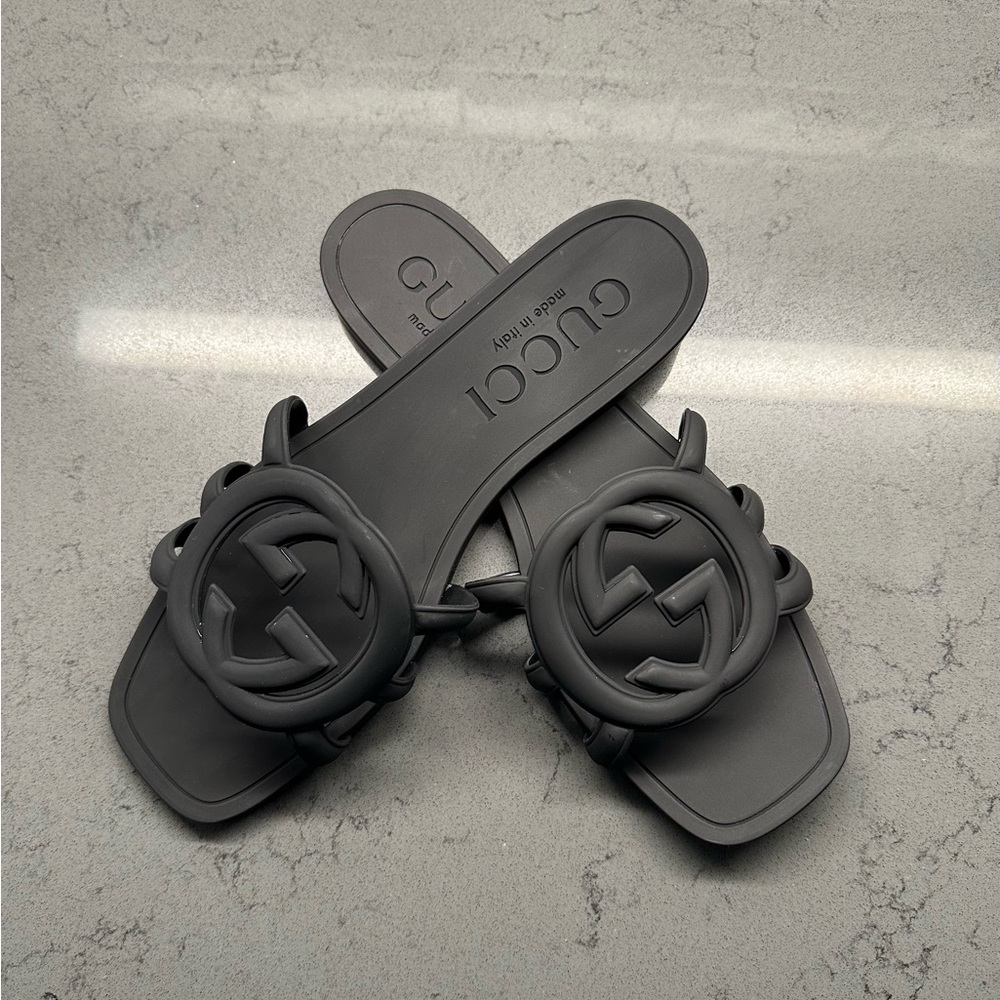 Gucci Palma GG Black Rubber Slide Sandals – Women’s 9